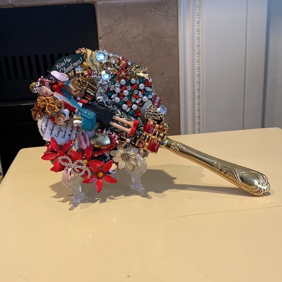 “KISS me it’s Christmas” Nod to Busy Moms Large 5” Hand Mirror $98 - Picture 5 of 5